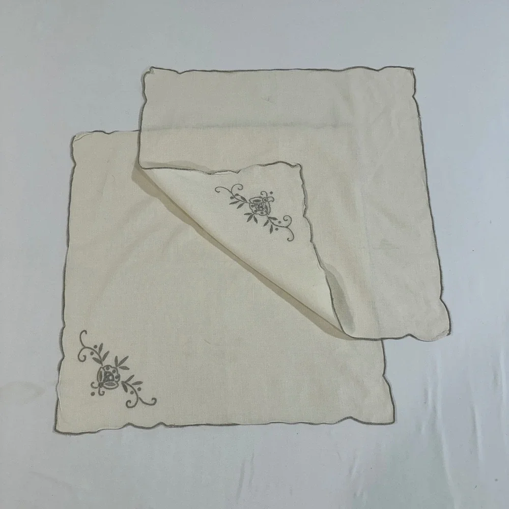 Vintage Linen Napkins Set of 2 Floral Embroidered Scalloped Edge Cream Beige 16